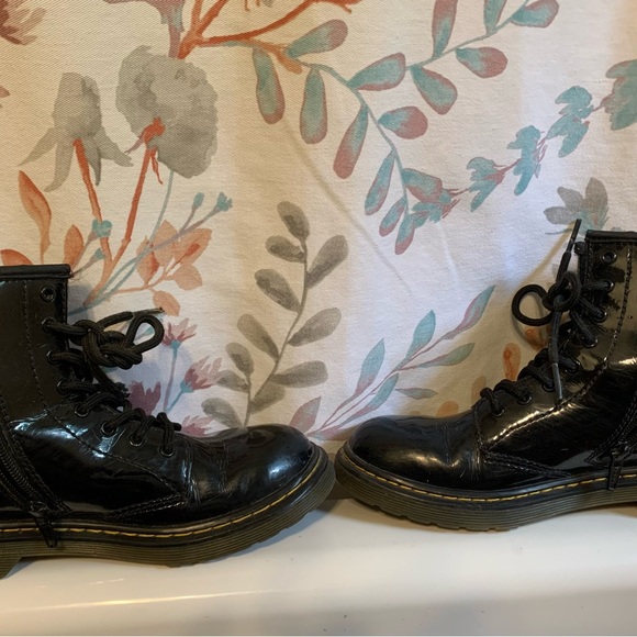 🖤🖤Girls Doc Martens black patent leather boots 🖤🖤 - Picture 2 of 6
